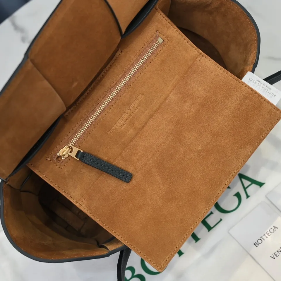 Bottega Veneta [Love] Arco medium 🖤 pebbled pattern size: bag opening 33, bag body 22*6*20 BV’s most classic elements, showing the uniqueness of art, maintaining fresh fashion radiance, high-end design, more fashionable, effortlessly bringing out the soul of the bag, easy to wear and large capacity, don’t worry about things, it is definitely enough to hold! Model【6683#】